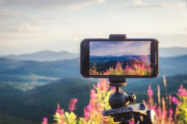 Tripod 'da akıllı telefonlu Dağ Manzarası Filmi. Ukrayna