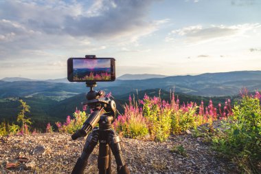 Tripod 'da akıllı telefonlu Dağ Manzarası Filmi. Ukrayna