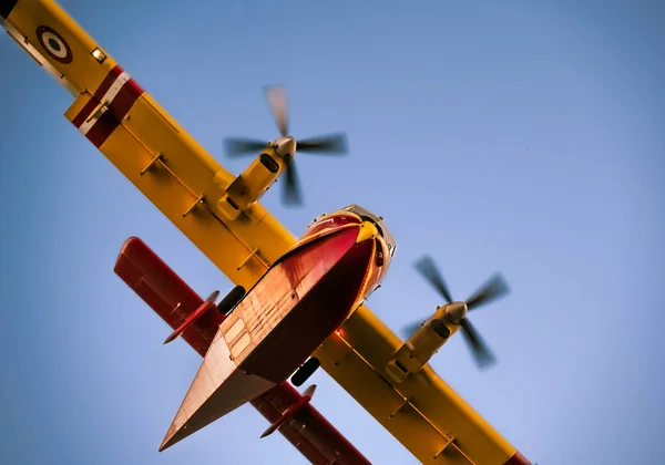 canadair water bomber to fight fires, forest fires.