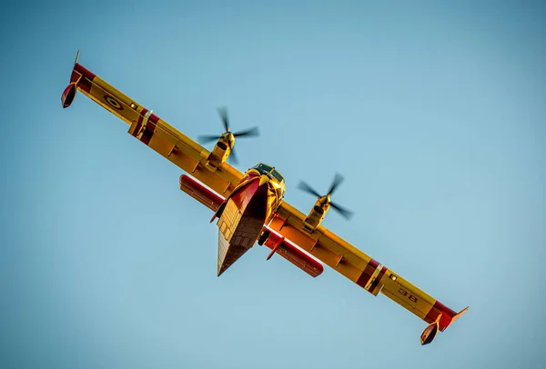 canadair water bomber to fight fires, forest fires.