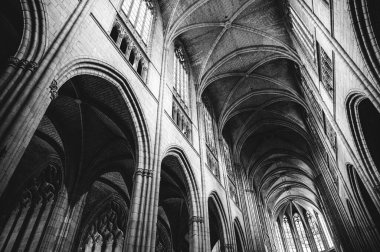 Cathedrale Saint-Etienne a Limoges: mimari gothique, cephe elancee, Pierre Detillee, rosace, fleches, majestueux, ciel nuageux, noir et blanc, yücelik, tarih.