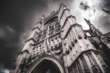 Cathedrale Saint-Etienne a Limoges: mimari gothique, cephe elancee, Pierre Detillee, rosace, fleches, majestueux, ciel nuageux, noir et blanc, yücelik, tarih.