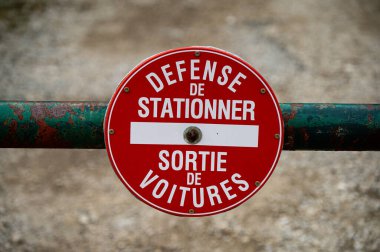 Montgolfiere colore flottant dans un ciel bleu.