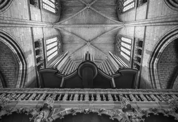 Cathedrale Saint-Etienne a Limoges: mimari gothique, cephe elancee, Pierre Detillee, rosace, fleches, majestueux, ciel nuageux, noir et blanc, yücelik, tarih.