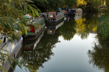 Sawbridgeworth, Hertfordshire İngiltere 10 Ekim 2022: Kanal tekneleri Sawbridgeworth limanlarına demir attı.
