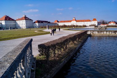 Münih. Bavyera / Almanya Mart 12023: Nymphenburg Sarayı, Almanya 'nın Bavyera eyaletinde yer alan Münih' in batısındaki Neuhausen-Nymphenburg ilçesine bağlı Barok Sarayı..