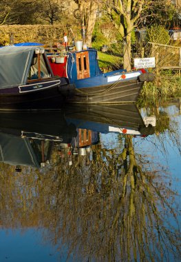 Sawbridge Worth.Hertfordshire / İngiltere 26 Aralık 2022: The Maltings Stort Nehri 'nde demirleme, (Lee & Stort kanalı) yolcularını bekleyen iki kanal, açık bir Aralık günü