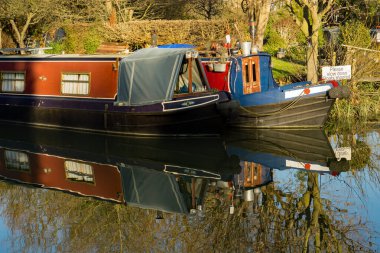 Sawbridge Worth.Hertfordshire / İngiltere 26 Aralık 2022: The Maltings the Maltings the River Stort, (Lee & Stort kanalı) yolcularını bekleyen iki kanal, yansıtıcı bir Aralık günü