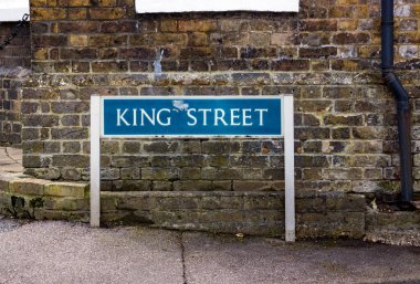 Bishops Stortford, Hertfordshire / İngiltere 15 Nisan 2023: Birleşik Krallık 'ta Bishops Stortford' da bir evin yanında bir sokak tabelası. King Caddesi şu anki alışveriş ve ana caddeden uzak..