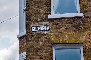 Bishops Stortford, Hertfordshire / İngiltere 15 Nisan 2023 Bishops Stortford 'da bir evin yanındaki sokak tabelası. King Caddesi şu anki alışveriş ve ana caddeden uzak..