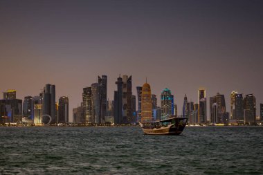 Doha, Katar: 15 Eylül 2023: Doha, Katar 'daki Dhow limanından Doha körfezi üzerindeki batı körfezi bölgesine doğru bir görüntü. FIFA Dünya Kupası logosu koyda. 
