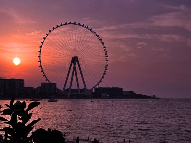 Dubai, UAE- 21 Eylül 2023: Stationary Ain Dubai rotasyonunu yeniden başlatmak için tamirat yapılırken hala aydınlık. Dubai marinasından bir manzara.