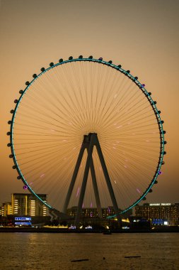 Dubai, BAE - 20 Eylül 2023: Stationary Ain Dubai rotasyonunu yeniden başlatmak için tamirat yapılırken hala aydınlık. Dubai marinasından bir manzara
