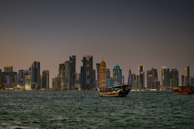 Doha, Katar: 15 Eylül 2023: Doha, Katar 'daki Dhow limanından Doha körfezi üzerindeki batı körfezi bölgesine doğru bir görüntü. FIFA Dünya Kupası logosu koyda. 