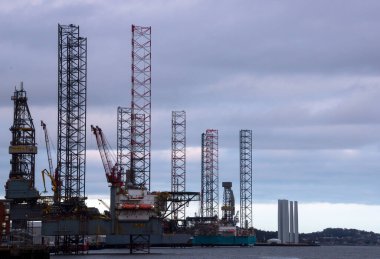 Dundee, İskoçya 24 Mart 2024: İskoçya 'da Dundee, İskoçya' daki Price Charles Wharf rıhtımında keşif platformları daha sonraki sözleşmeler öncesinde düzenlenmektedir..