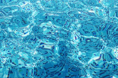 Soyut mavi renk su dalgası, saf doğal girdap deseni dokusu, arka plan fotoğrafçılığı. Parlak mavi karolarla kaplı bir yüzme havuzunun dalgalı su yüzeyine yansıyan yakın plan bir ışık.