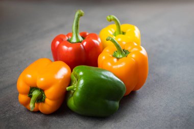 Dokusal arka planda taze sarı ve kırmızı dolmalık biber. Bulgar salata biberi. Taze sebzeler. Hasat et. Vejetaryen. Yakın plan. Mesaj için yer. Boşluğu kopyala.