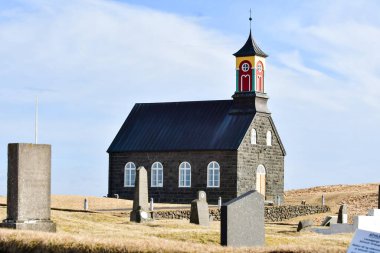 İzlanda. Kara, dağların zirveleri ve buzulların oyduğu derin körfezler olan fiyortlarla işaretlenmiş bir kıyı şeridi ile platodur.. 