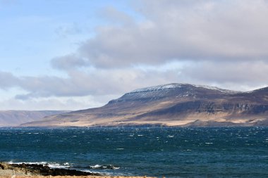 İzlanda. Kara, dağların zirveleri ve buzulların oyduğu derin körfezler olan fiyortlarla işaretlenmiş bir kıyı şeridi ile platodur.. 