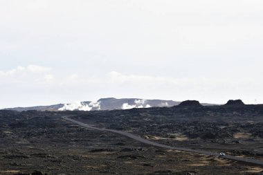 İzlanda. Kara, dağların zirveleri ve buzulların oyduğu derin körfezler olan fiyortlarla işaretlenmiş bir kıyı şeridi ile platodur.. 