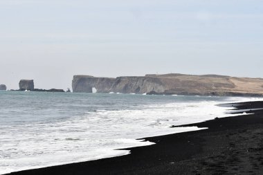İzlanda. Kara, dağların zirveleri ve buzulların oyduğu derin körfezler olan fiyortlarla işaretlenmiş bir kıyı şeridi ile platodur.. 