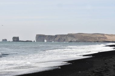 İzlanda. Kara, dağların zirveleri ve buzulların oyduğu derin körfezler olan fiyortlarla işaretlenmiş bir kıyı şeridi ile platodur.. 