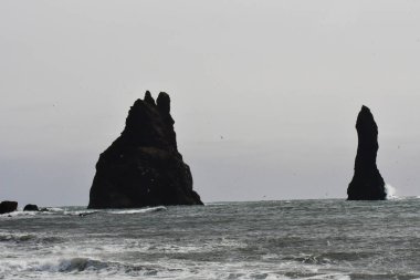 İzlanda. Kara, dağların zirveleri ve buzulların oyduğu derin körfezler olan fiyortlarla işaretlenmiş bir kıyı şeridi ile platodur.. 
