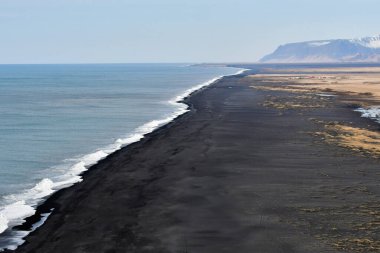 İzlanda. Kara, dağların zirveleri ve buzulların oyduğu derin körfezler olan fiyortlarla işaretlenmiş bir kıyı şeridi ile platodur.. 