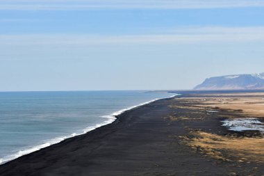 İzlanda. Kara, dağların zirveleri ve buzulların oyduğu derin körfezler olan fiyortlarla işaretlenmiş bir kıyı şeridi ile platodur.. 