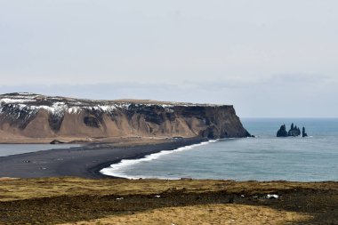 İzlanda. Kara, dağların zirveleri ve buzulların oyduğu derin körfezler olan fiyortlarla işaretlenmiş bir kıyı şeridi ile platodur.. 