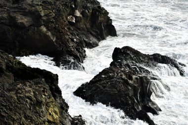 İzlanda. Kara, dağların zirveleri ve buzulların oyduğu derin körfezler olan fiyortlarla işaretlenmiş bir kıyı şeridi ile platodur.. 