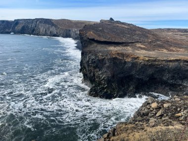 İzlanda, dağlardan, volkanlardan, fiyortlardan ve kara plajlardan oluşan çöl manzaralarıyla büyülenir. Terk edilmiş evler, sert koşullar, dünyanın öbür ucundaki yalnızlık.!