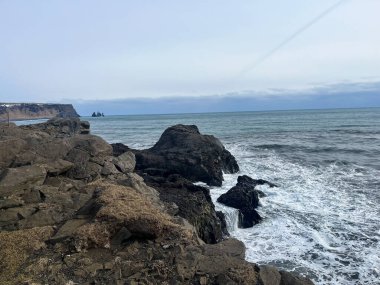 İzlanda, dağlardan, volkanlardan, fiyortlardan ve kara plajlardan oluşan çöl manzaralarıyla büyülenir. Terk edilmiş evler, sert koşullar, dünyanın öbür ucundaki yalnızlık.!