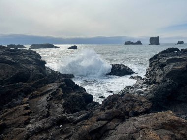 İzlanda, dağlardan, volkanlardan, fiyortlardan ve kara plajlardan oluşan çöl manzaralarıyla büyülenir. Terk edilmiş evler, sert koşullar, dünyanın öbür ucundaki yalnızlık.!