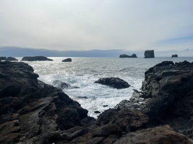 İzlanda, dağlardan, volkanlardan, fiyortlardan ve kara plajlardan oluşan çöl manzaralarıyla büyülenir. Terk edilmiş evler, sert koşullar, dünyanın öbür ucundaki yalnızlık.!