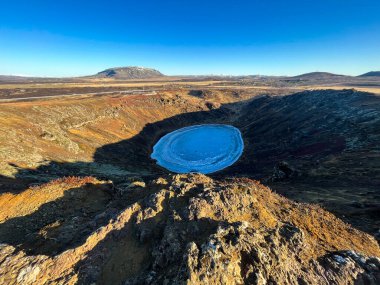 İzlanda, dağlardan, volkanlardan, fiyortlardan ve kara plajlardan oluşan çöl manzaralarıyla büyülenir. Terk edilmiş evler, sert koşullar, dünyanın öbür ucundaki yalnızlık.!