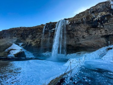 İzlanda, dağlardan, volkanlardan, fiyortlardan ve kara plajlardan oluşan çöl manzaralarıyla büyülenir. Terk edilmiş evler, sert koşullar, dünyanın öbür ucundaki yalnızlık.!