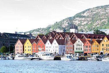 Norveç 'te köprüler ve yollar. Norveç fiyortları güzel dağlar ve manzaralar