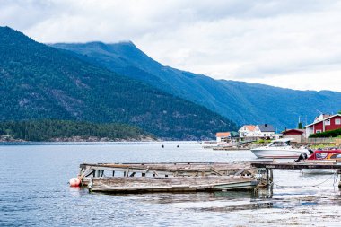 Norveç 'te köprüler ve yollar. Norveç fiyortları güzel dağlar ve manzaralar