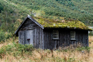 Norveç 'te köprüler ve yollar. Norveç fiyortları güzel dağlar ve manzaralar