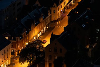 Norveç 'te köprüler ve yollar. Norveç fiyortları güzel dağlar ve manzaralar