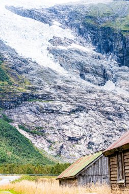 Norveç 'in fiyortları güzel dağları ve manzaraları, dağlardaki göl ve yolları, buzun ve karın zirveleri ve İskandinavya ormanları
