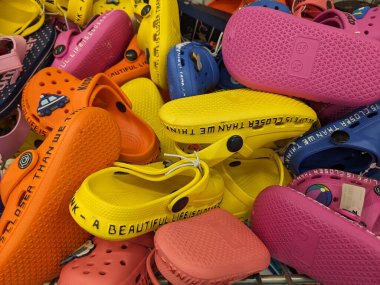 Markette satılık renkli ayakkabılar.