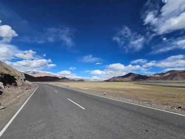 Dağlarda yol
