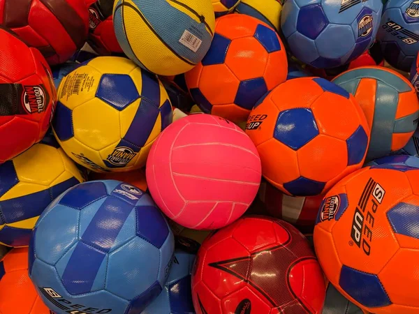 Futbol ağındaki renkli futbol topları