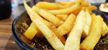 Tahtada patates ve baharatlı ızgara tavuk.