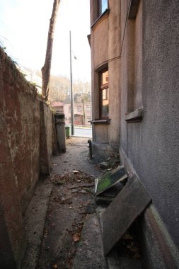 Arka planda dağınık dar şehir yolu ve sokak manzarası  