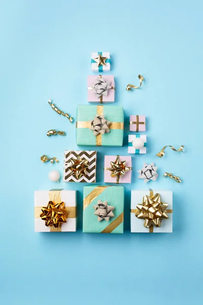クリスマスのお祝いカード 金と銀の装飾 パステルブルーの紙の背景に贈り物 クリスマス 新年のコンセプト フラットレイアウト トップビュー コピースペース — ストック写真