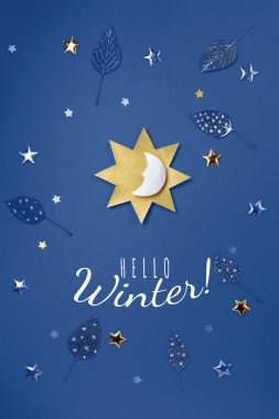 Merhaba Winter Blue Card Concept. Mavi kağıtta güneş, ay, altın yıldızlar ve kış ormanı sembolü. Düz konum, üst görünüm, kopyalama alanı. Kış gündönümü tatili, 21 Aralık. 