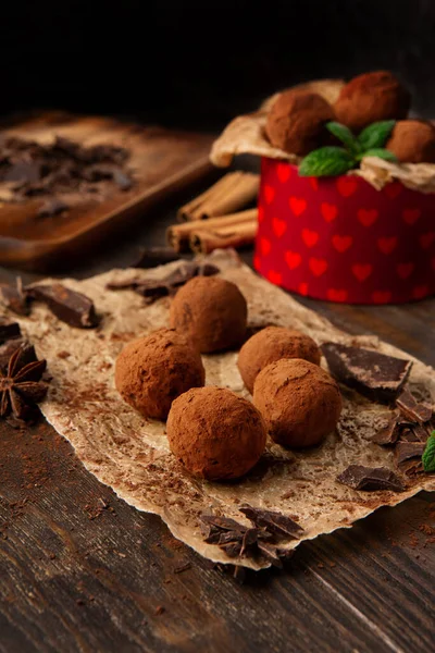 自制纯素巧克力松露 圆形巧克力糖果 可可粉 黑巧克力和椰子黄油在乡村木背景上 手工制造的无麸质健康甜点概念 — 图库照片